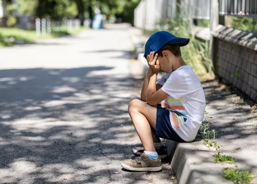 如果孩子经常做三个小动作，说明已经开始自卑了，家长别忽视